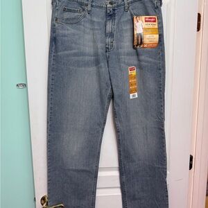 Wrangler Men's Light Blue Relaxed Jeans